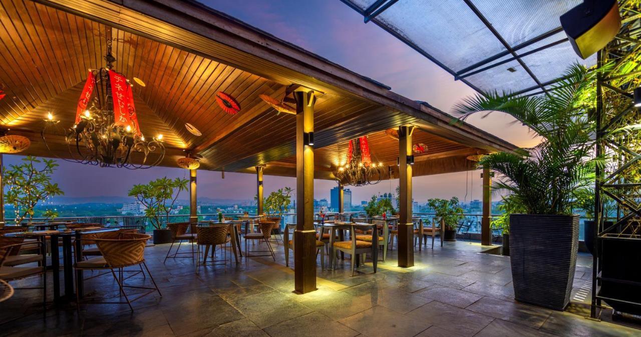 O Hotel Pune Exterior photo The Deck