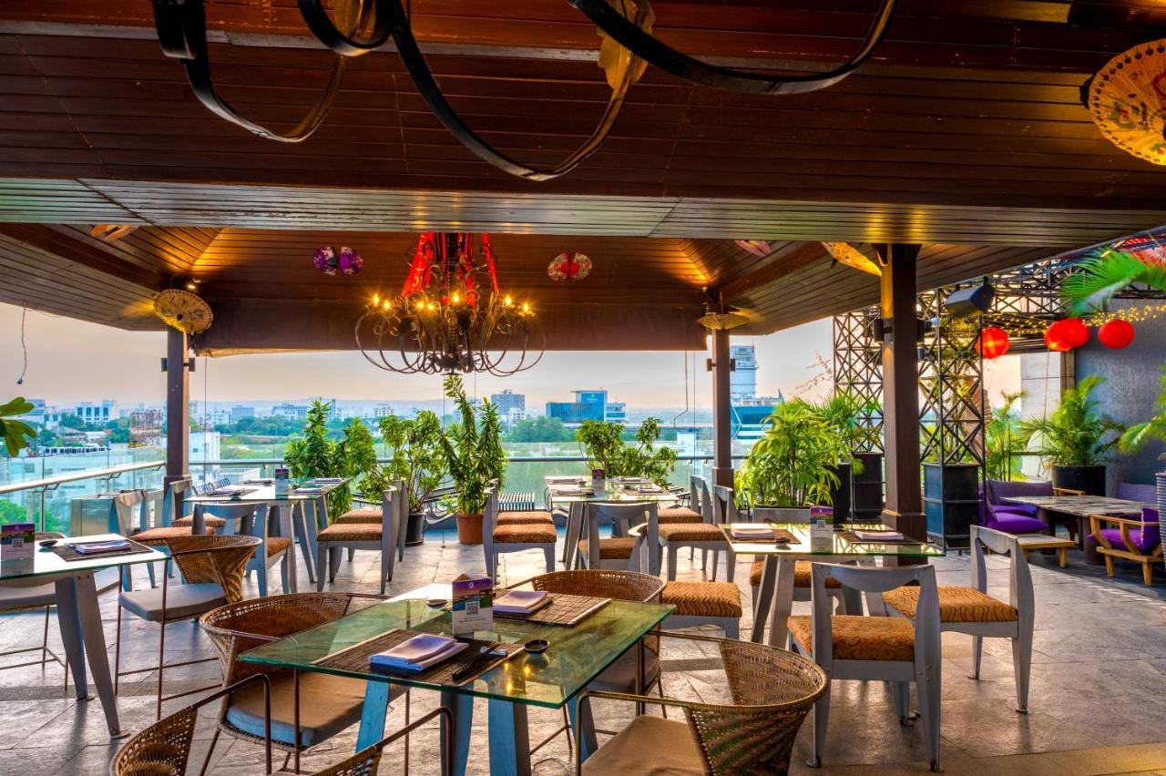 O Hotel Pune Exterior photo The Deck