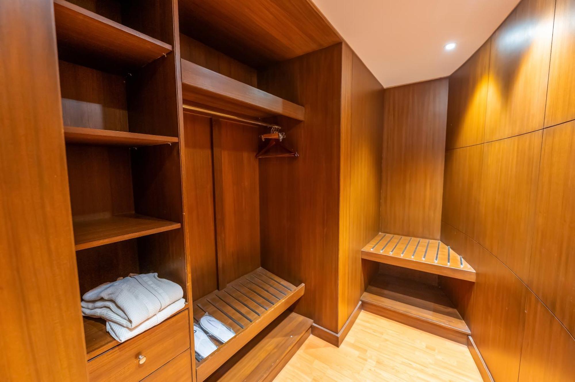 O Hotel Pune Exterior photo A locker room at the National Museum of Scotland