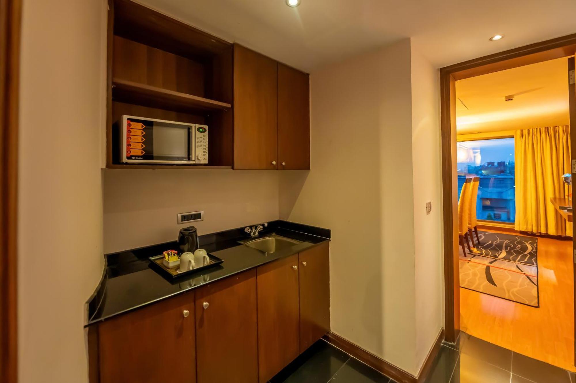 O Hotel Pune Exterior photo A kitchenette in a hotel room