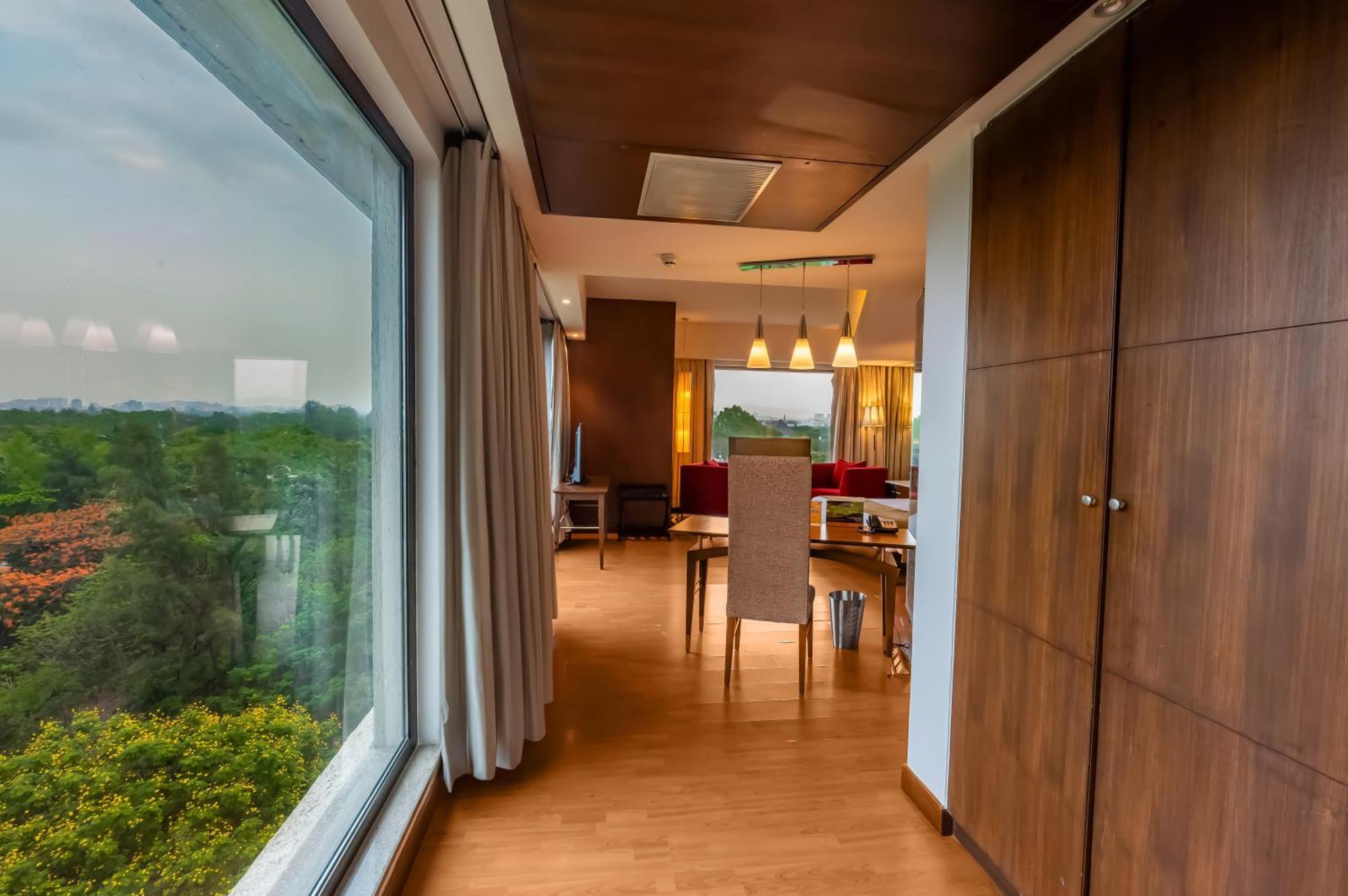 O Hotel Pune Exterior photo A suite at the hotel