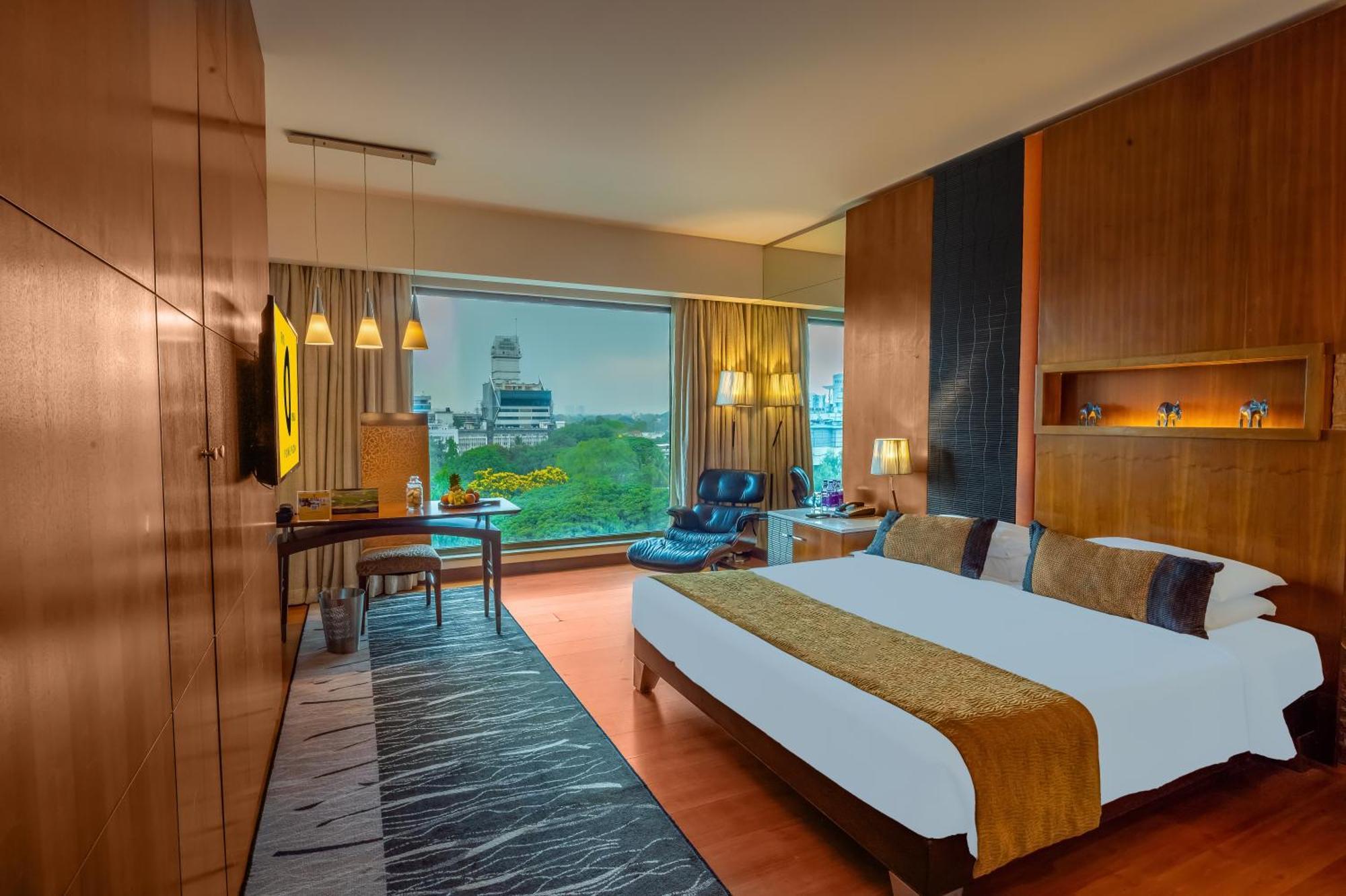 O Hotel Pune Exterior photo A room at the Taj Mahal Palace