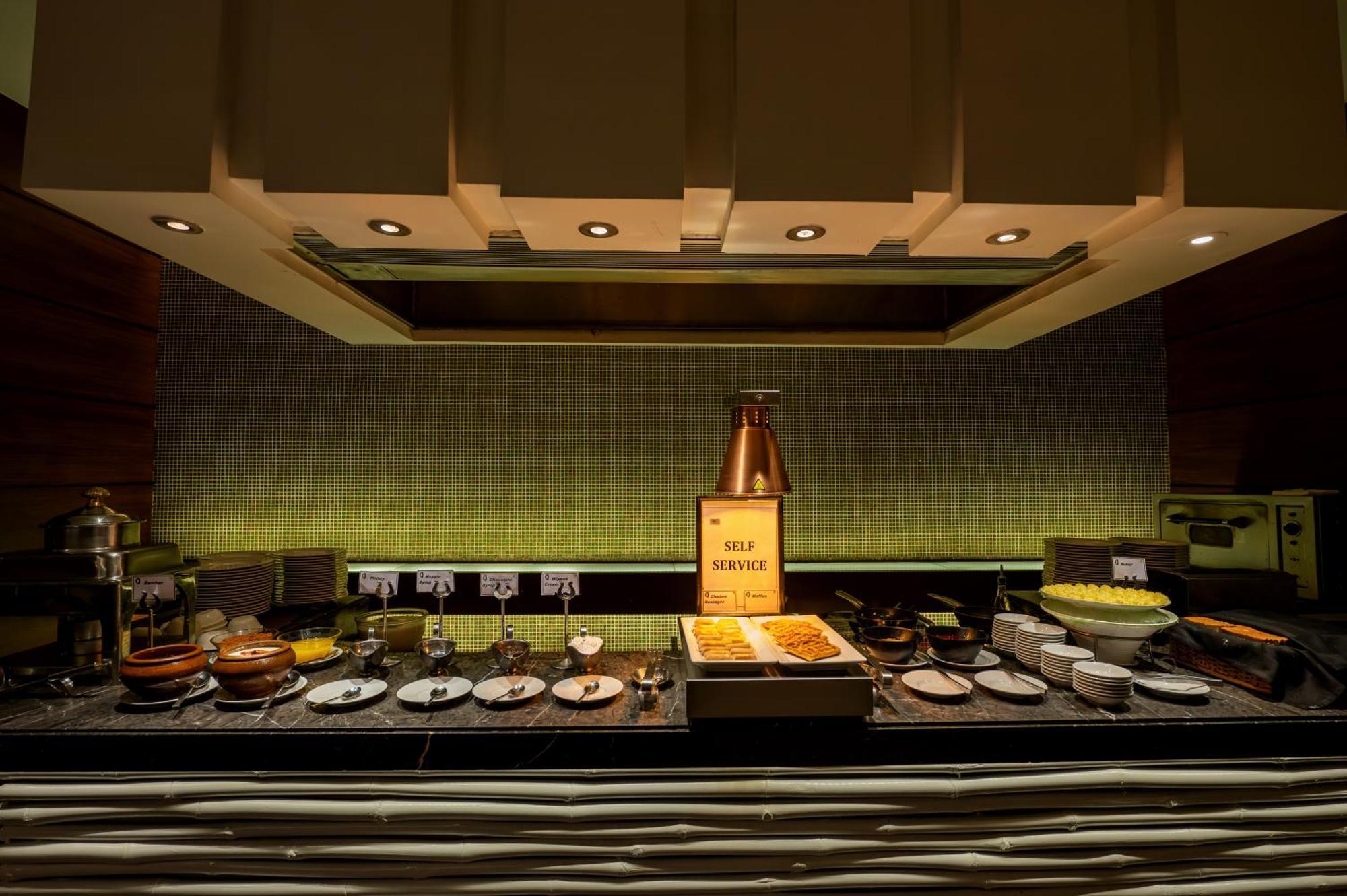 O Hotel Pune Exterior photo The buffet at the restaurant