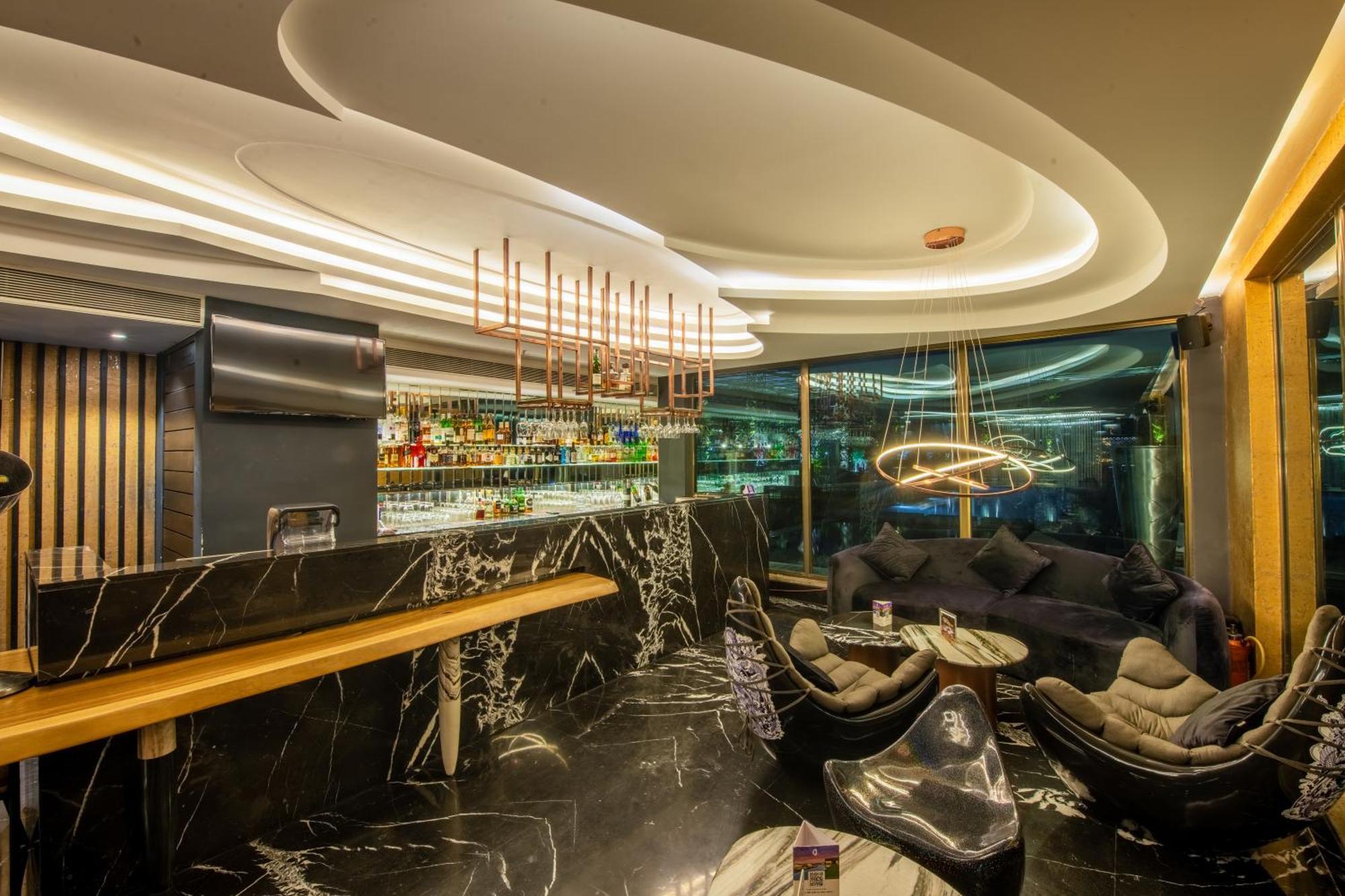 O Hotel Pune Exterior photo The bar at the 360° Sky Lounge