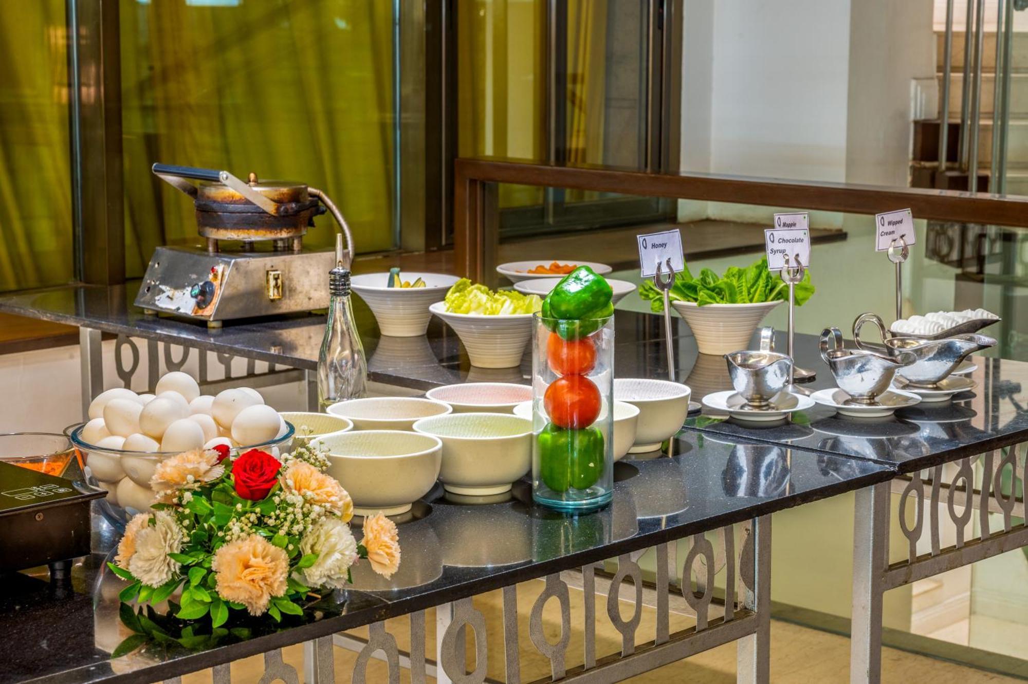 O Hotel Pune Exterior photo A buffet at a hotel