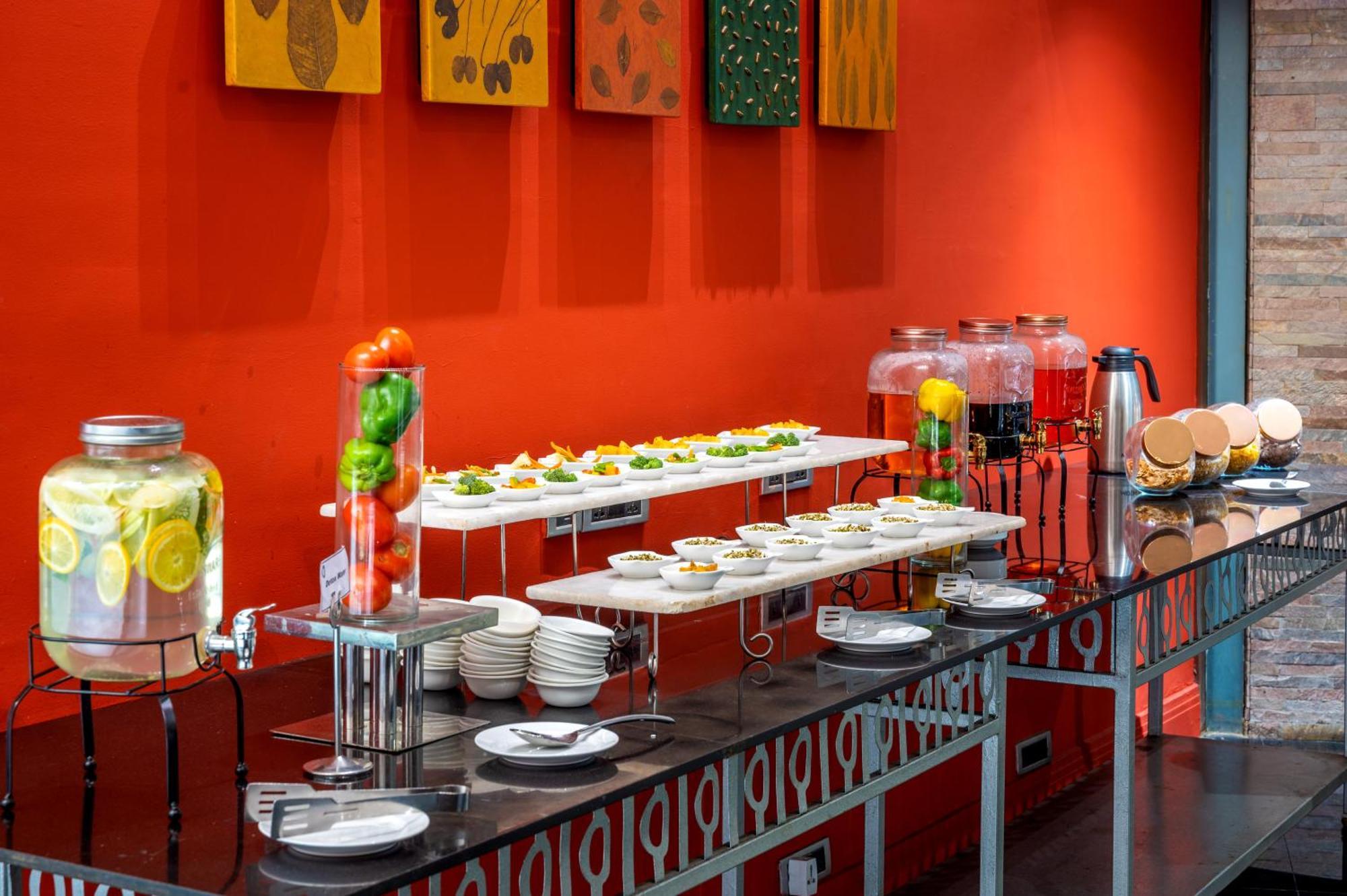 O Hotel Pune Exterior photo A buffet at a restaurant