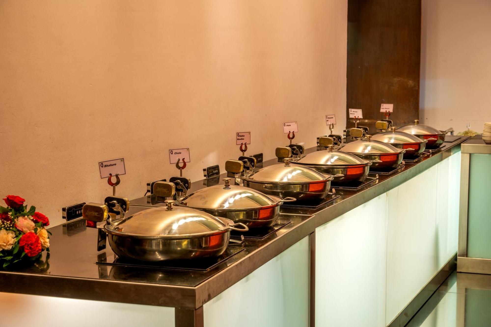 O Hotel Pune Exterior photo A row of chafing dishes