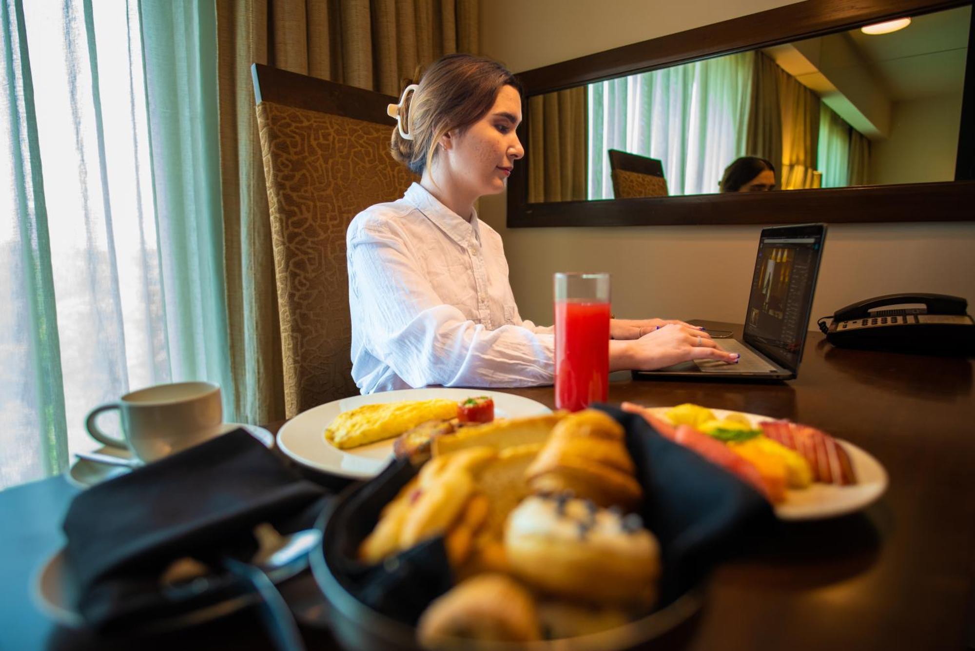 O Hotel Pune Exterior photo A woman working at a hotel