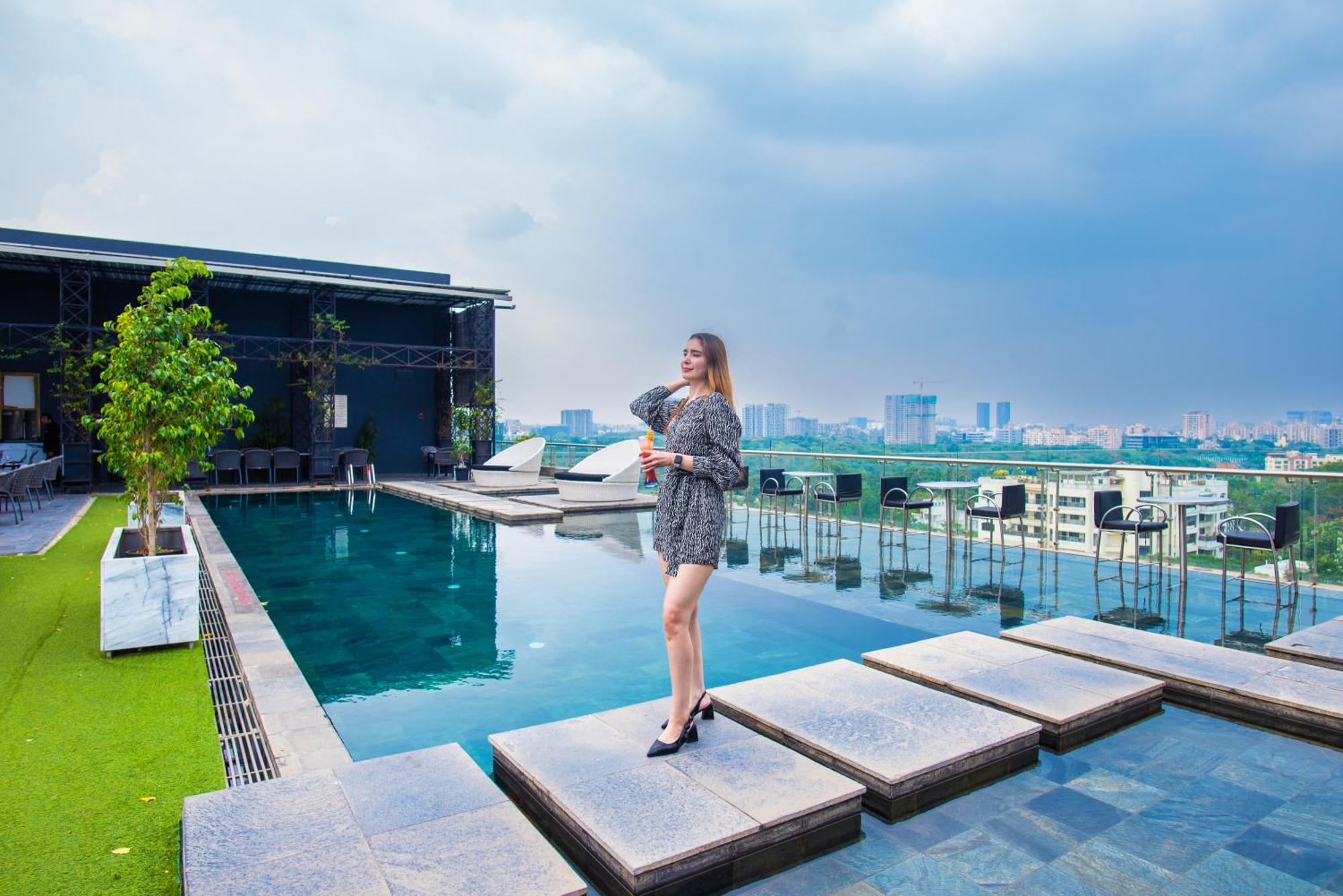 O Hotel Pune Exterior photo Sky Pool