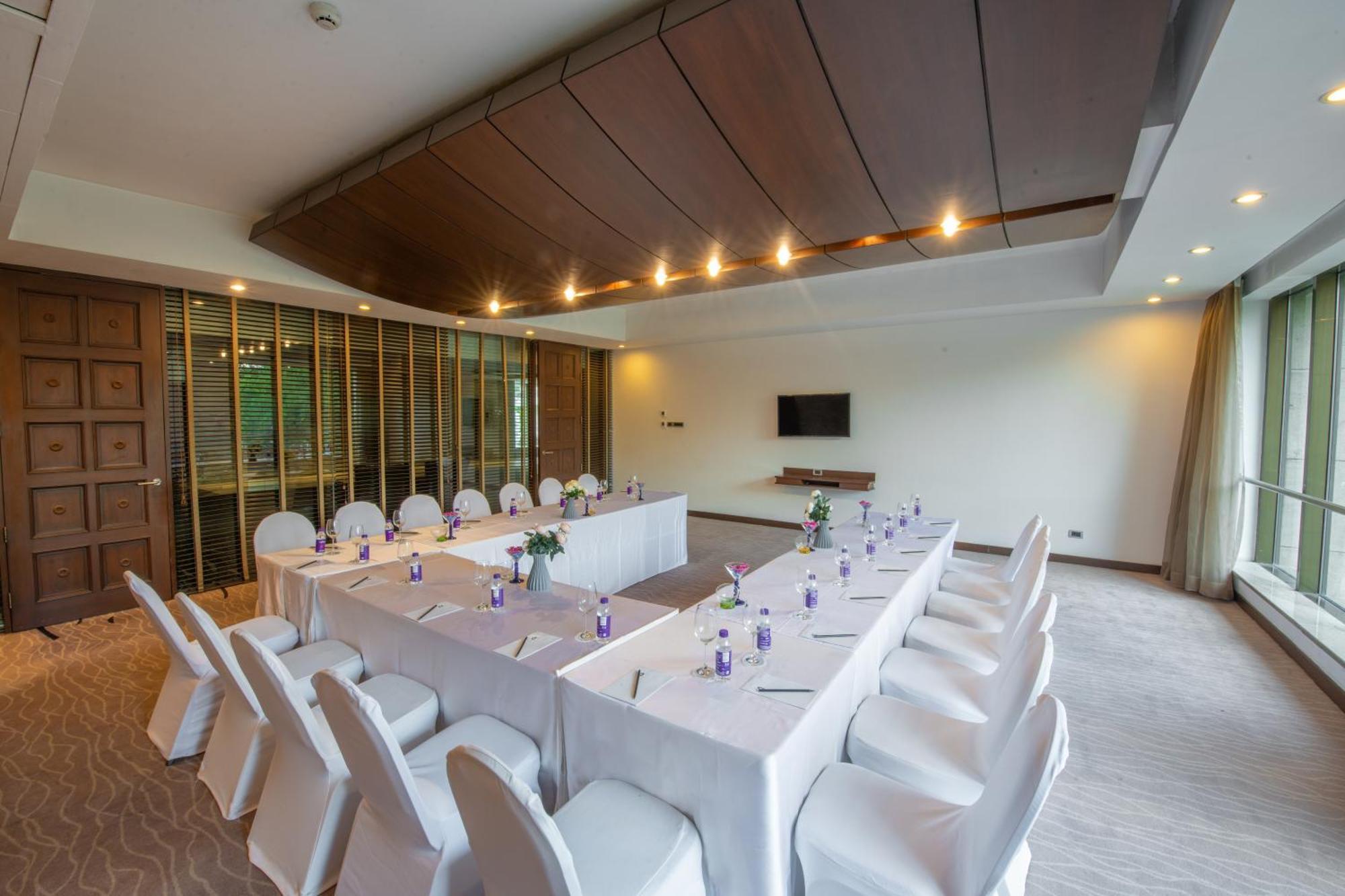 O Hotel Pune Exterior photo Meeting room