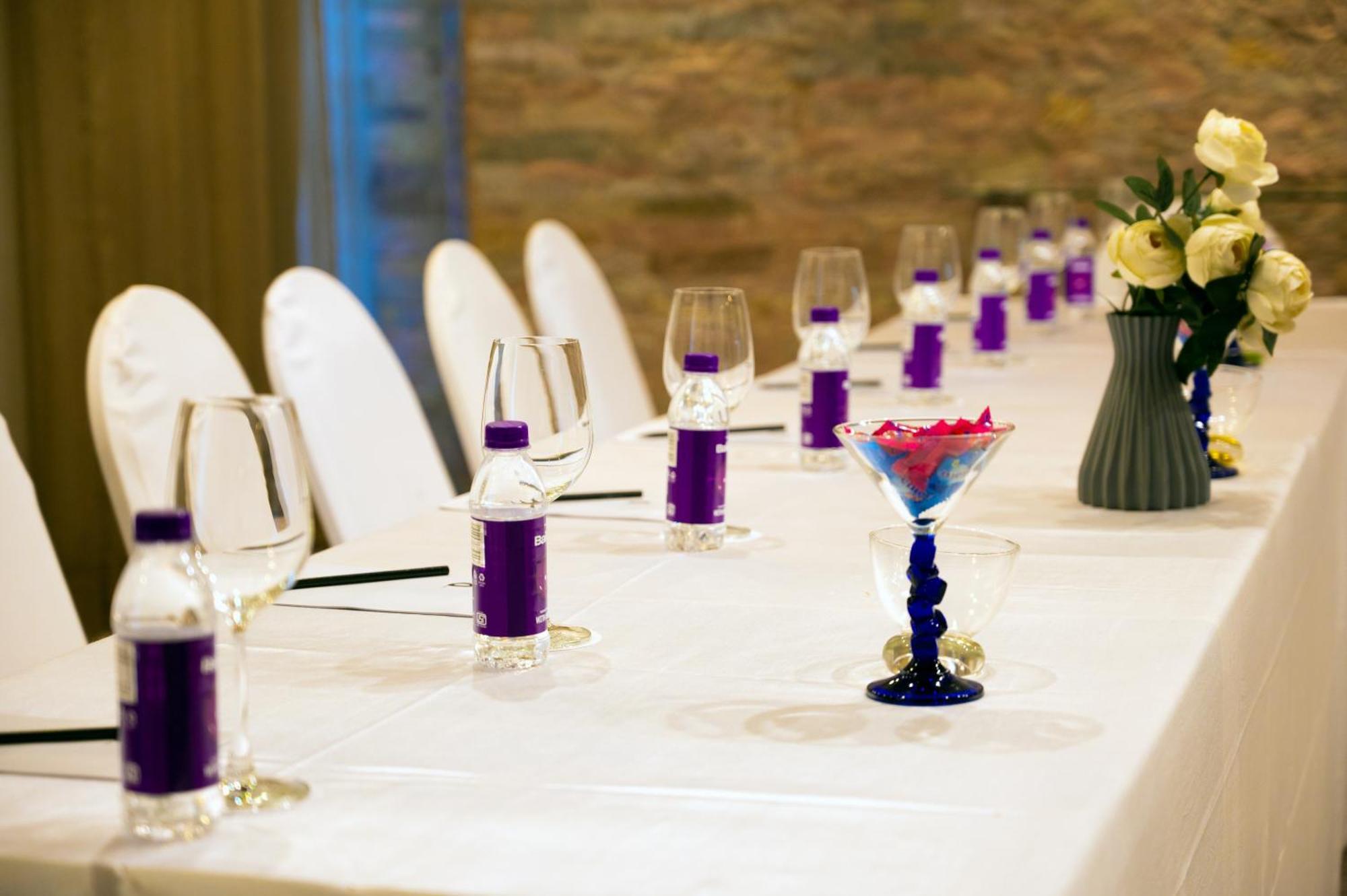 O Hotel Pune Exterior photo The table at the 2011 World Wine Championships