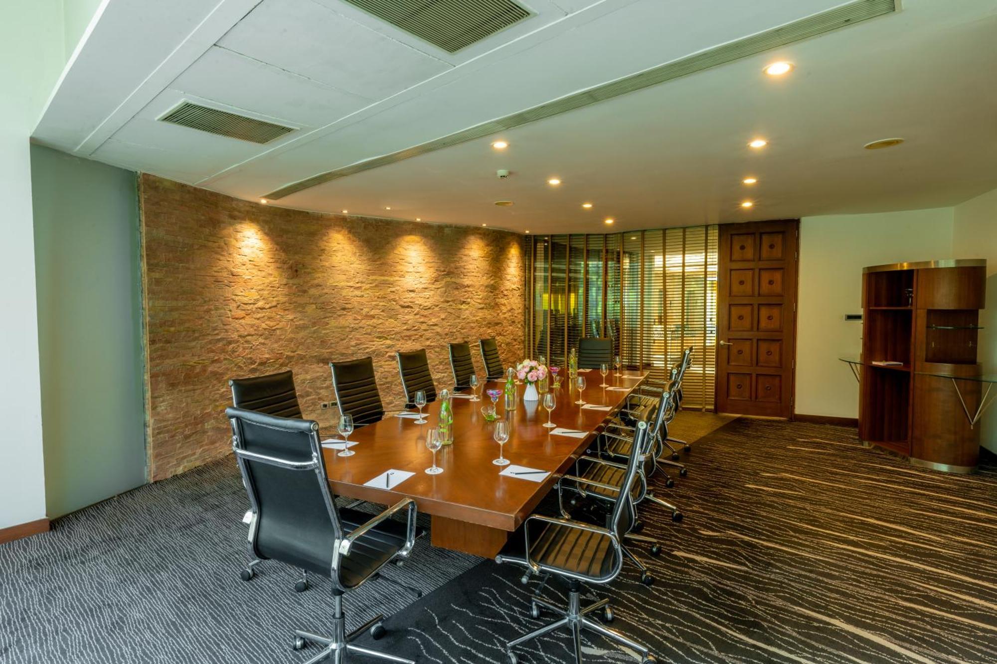 O Hotel Pune Exterior photo Boardroom