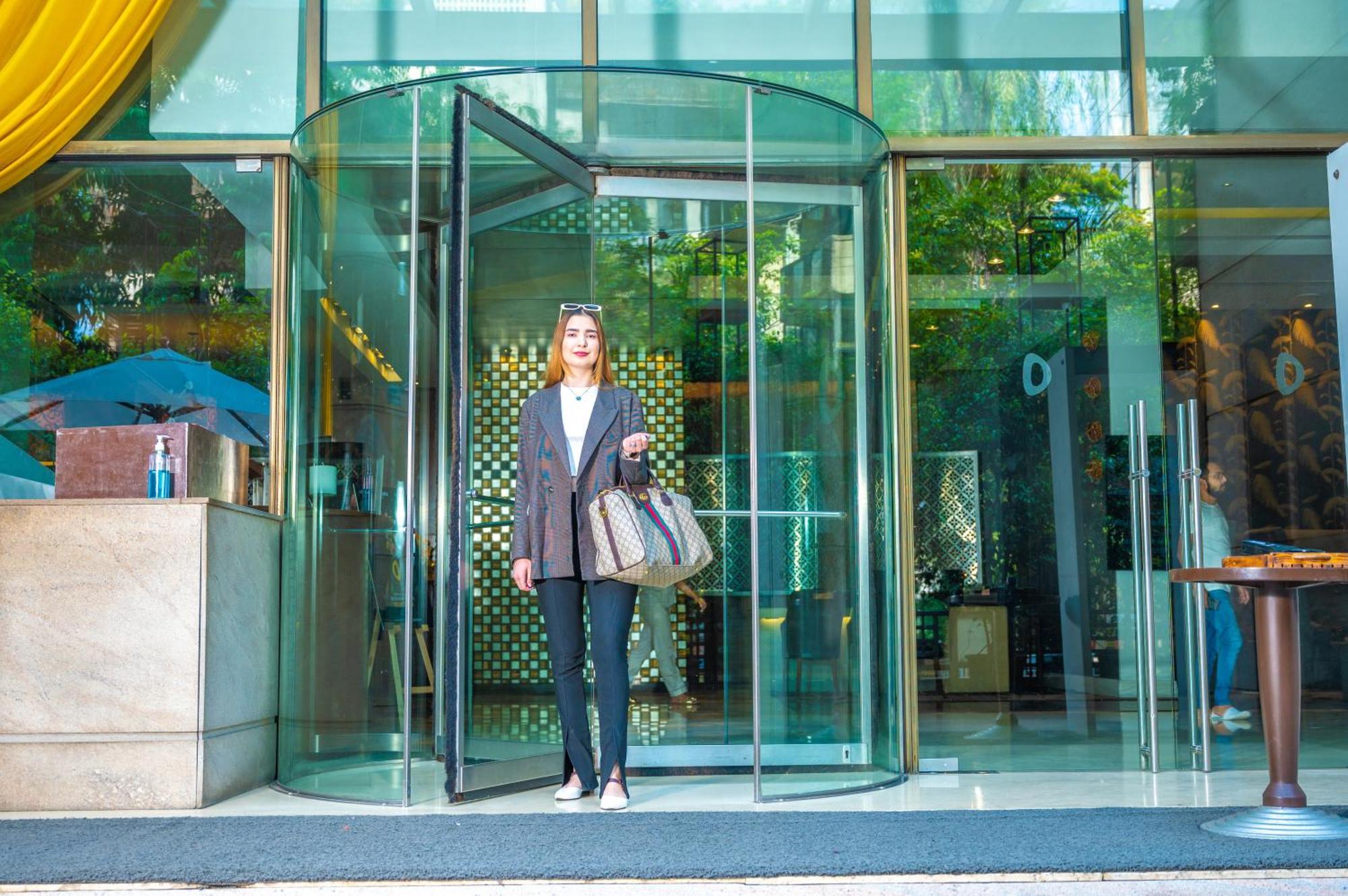 O Hotel Pune Exterior photo A revolving door in a hotel
