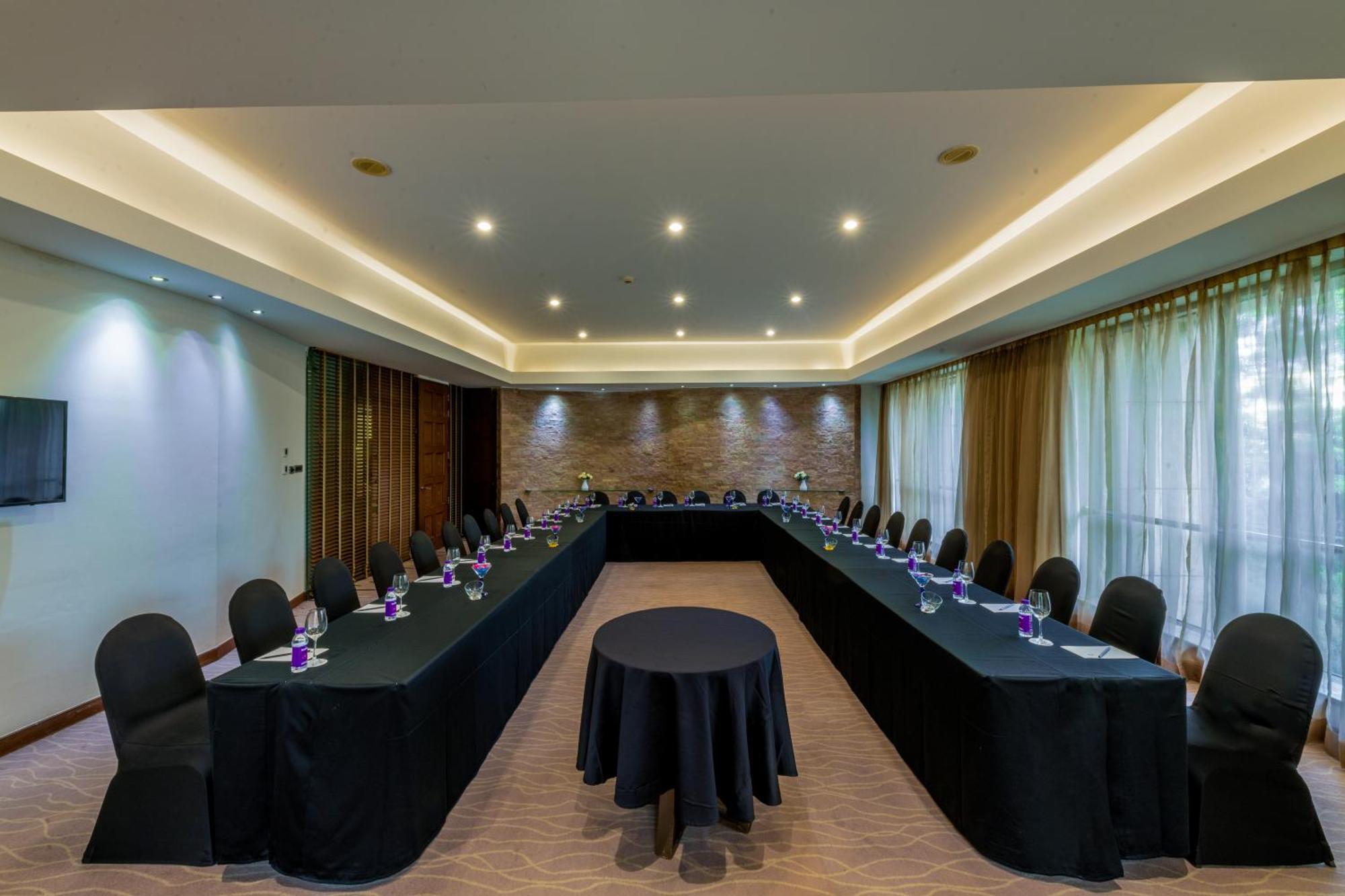 O Hotel Pune Exterior photo Meeting room at the hotel