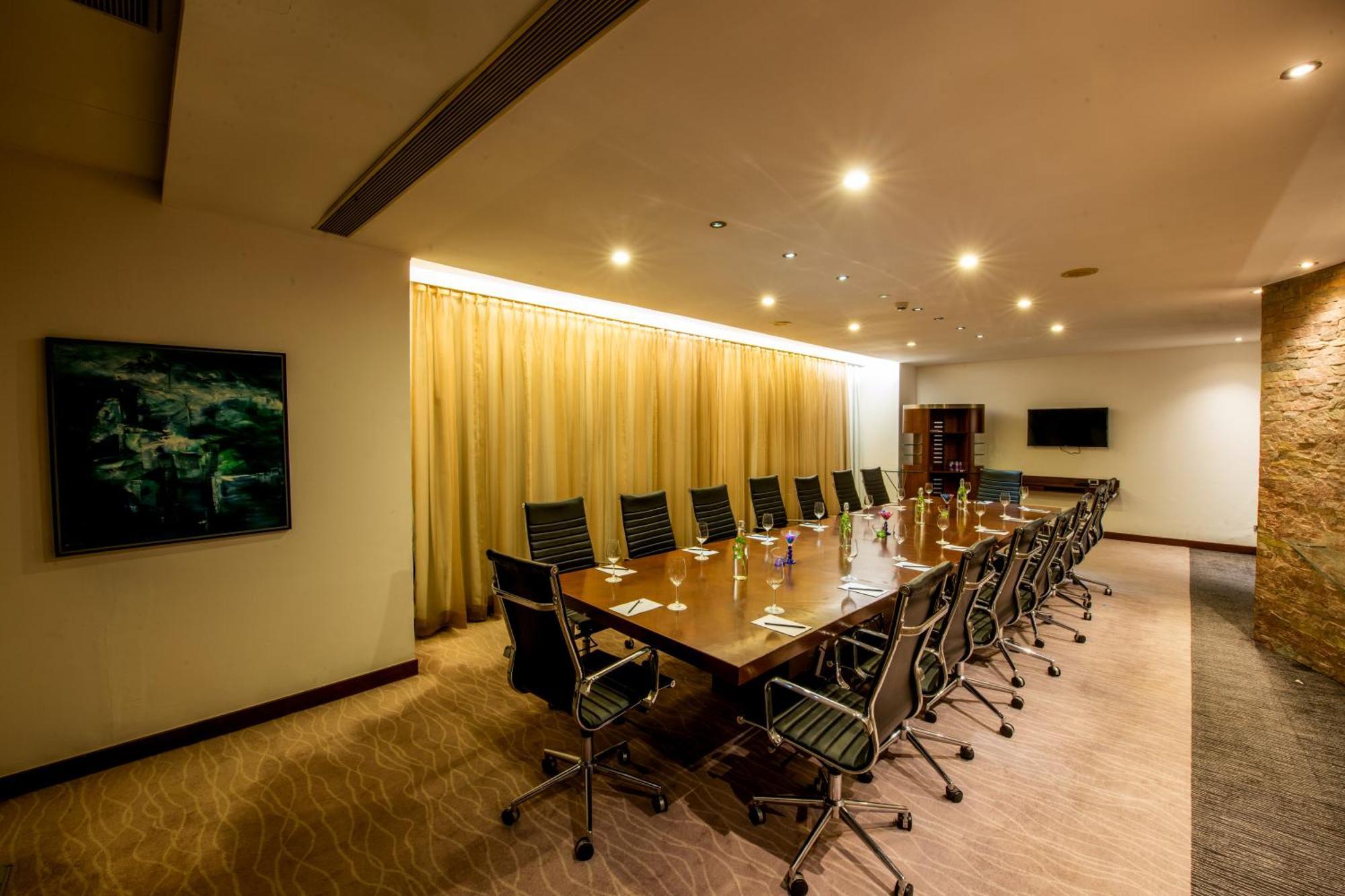 O Hotel Pune Exterior photo Meeting room at the hotel