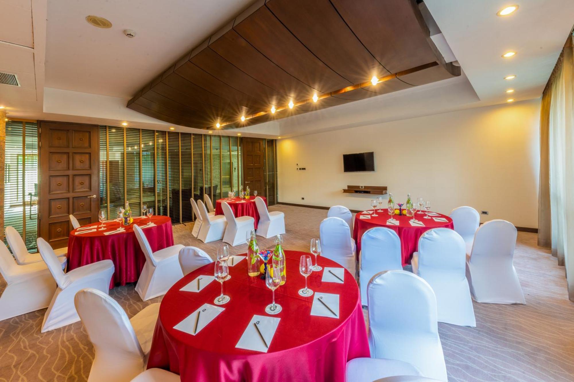 O Hotel Pune Exterior photo Meeting room