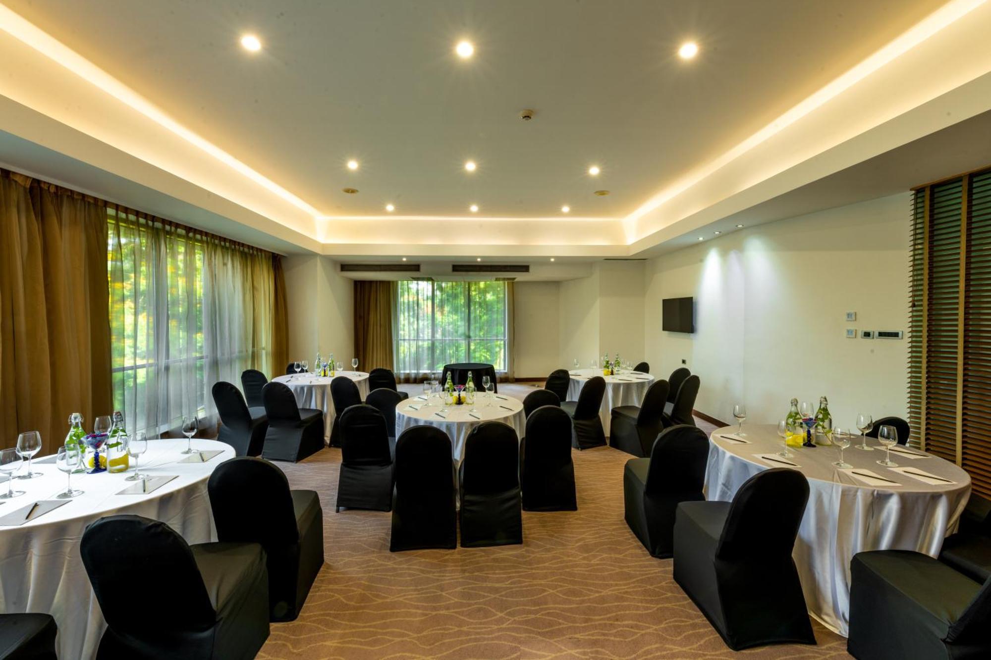 O Hotel Pune Exterior photo The meeting room
