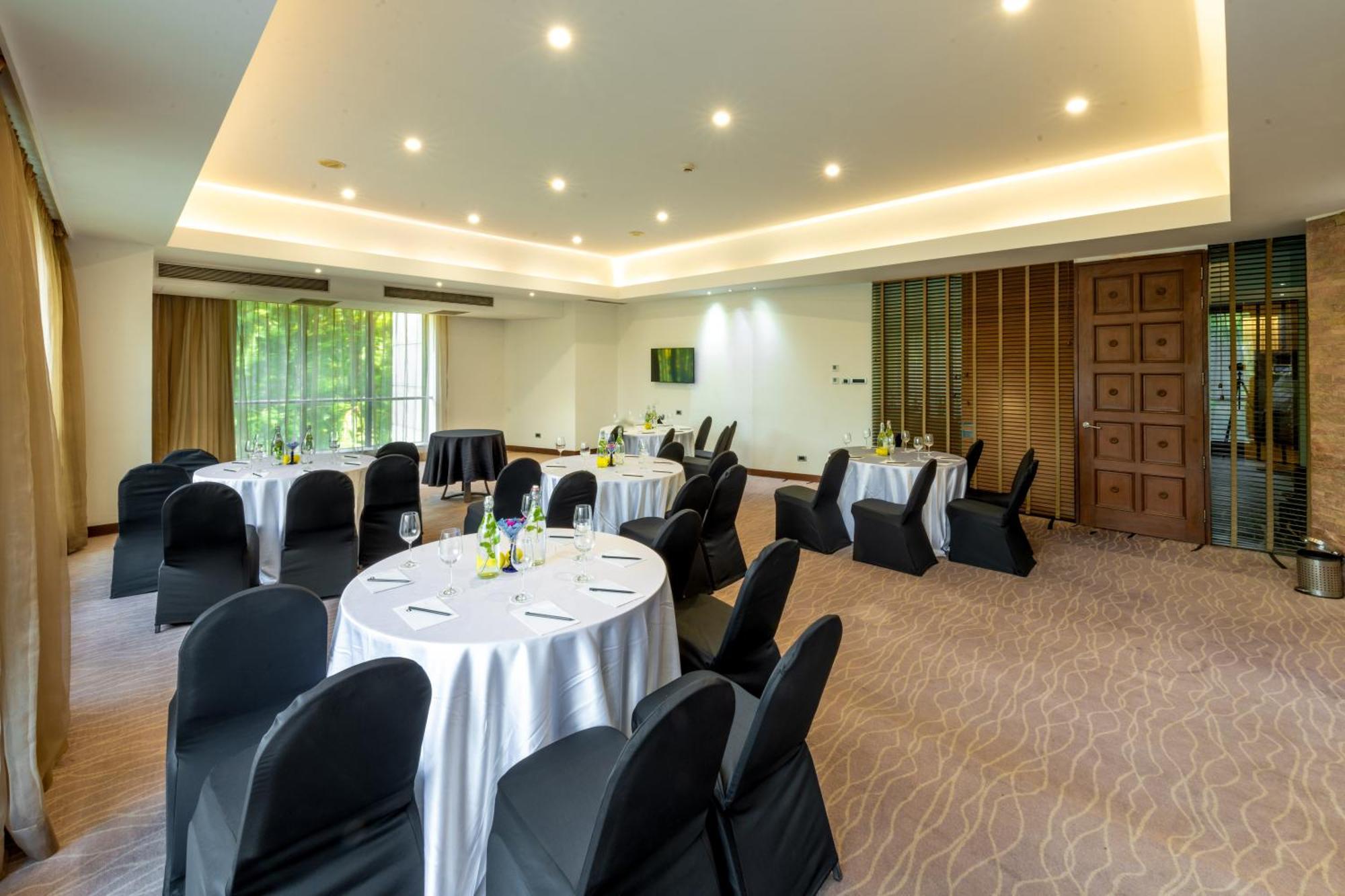 O Hotel Pune Exterior photo Meeting room