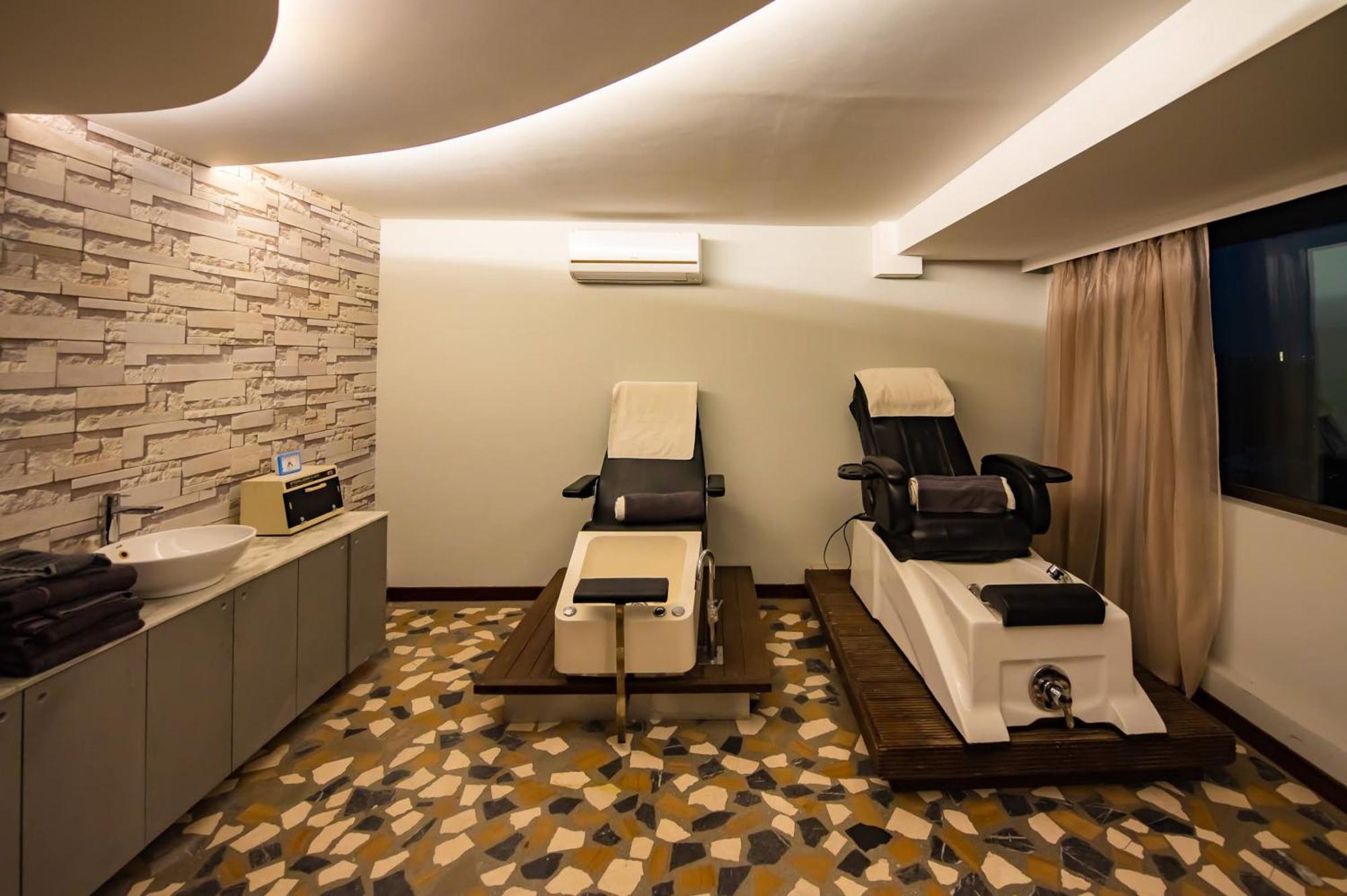 O Hotel Pune Exterior photo A foot reflexology room at a spa
